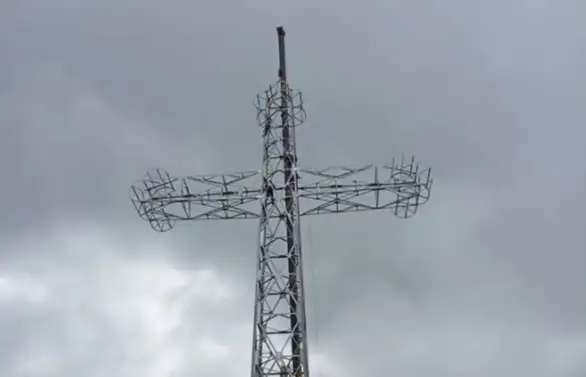 Krst od 33 metra postavljen na planini Stolovi kod Kraljeva