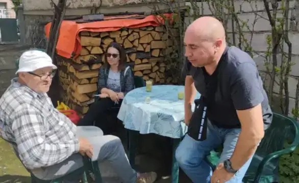 Lojalisti SNS-a iz Srbije smešteni na Borskom jezeru: Putuju u Zaječar da lobiraju, ali ih građani ne prihvataju (VIDEO)