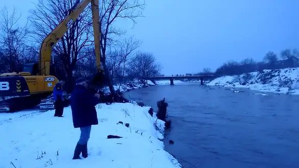 U toku radovi na ojačavanju nasipa kod naselja Višnjar (video)