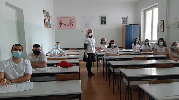 Maturanti M-43 Medicinske škole na majicama napisali poziv za pomoć za lečenje bolesne dece