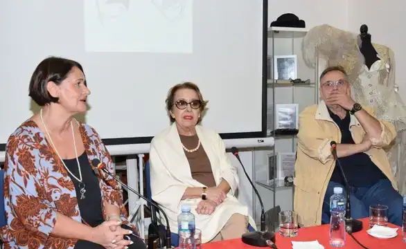 U okviru pratećeg programa 32. Festivala „Dani Zorana Radmilovića“ u Pozorišnom muzeju u Zaječaru predstavljen televizijski serijal Metamorfoze