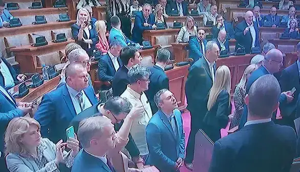 Metež u Skupštini – poslanici stoje i koškaju se