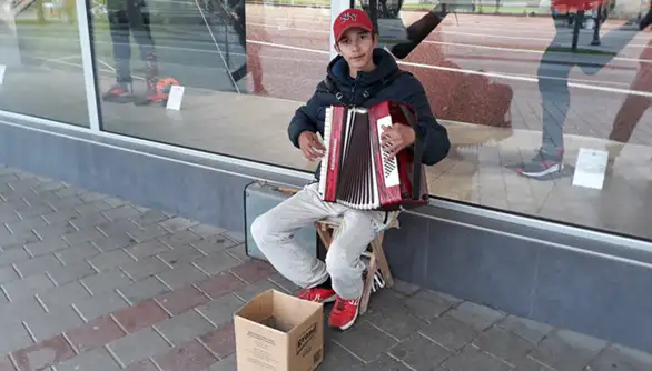 Muziku oseća srcem: Od pločnika do velikog benda