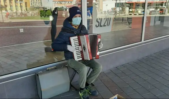 Milanče svima pokazao odgovornost: Sa maskom i rukavicama svira harmoniku