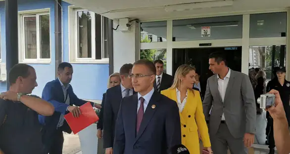 Stefanović: U večerašnjem nasilju povređeno 10 policajaca, jednom polomljene obe noge