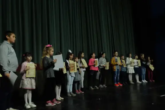 Na gradskom  takmičenju recitatora “Pesniče naroda mog” učestvovalo 36 takmičara iz osnovnih i srednjih škola