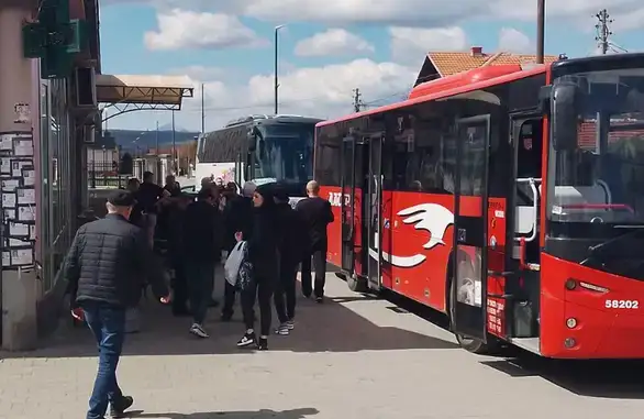Pristalice Aleksandra Vučića krenule za Beograd iz Zaječara u polupraznim autobusima, a prilikom polaska autobus polomio saht