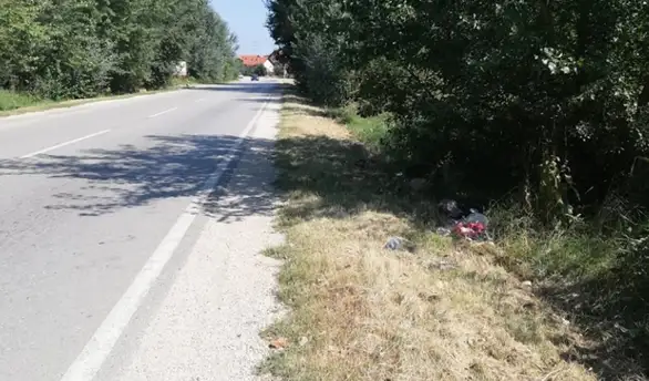 Razbacano smeće u ulici Miloša Obilića