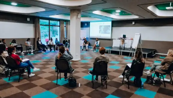 Članice Dečijeg centra prošle obuku za vođenje grupa samopomoći za rad sa devojkama