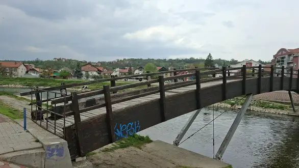 Obustava saobraćaja zbog sanacije drvenog pešačkog mosta na Crnom Timoku na Popovoj plaži