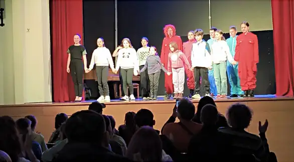 "Dečiji centar" nastupio sa predstavom "Pokloni udah" na festivalu Mater Terra