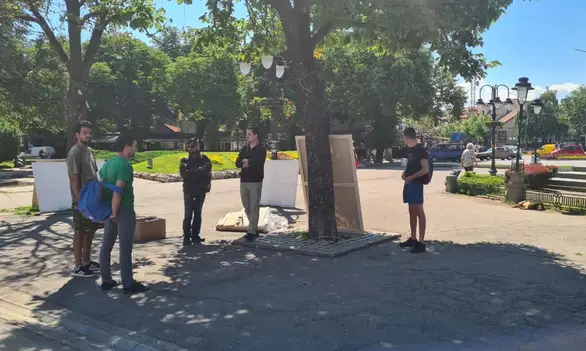 (Ne)vidljivi grad: Umetnici danas i sutra oslikavaju platna na trgu