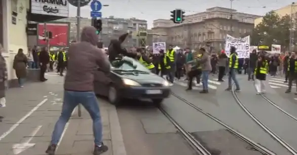 Automobilom udario i nosio na krovu studentkinju tokom odavanja pošte