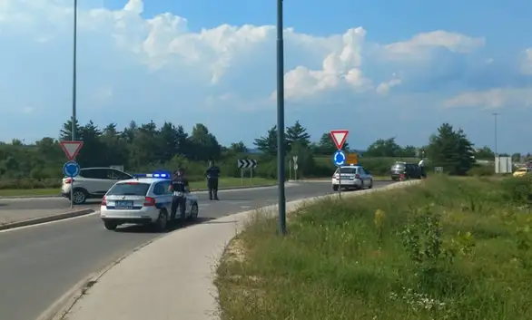 Saobraćajna nezgoda na kružnom toku kod mlekare