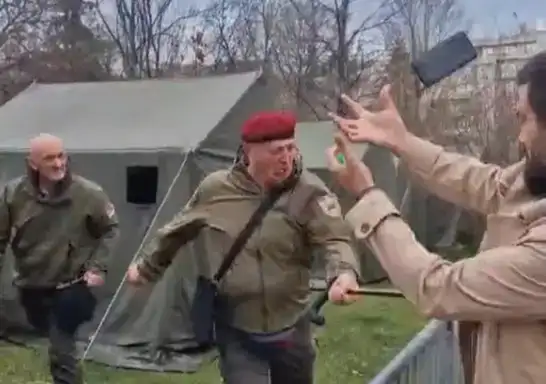 Veterani JSO postavili šatore u Pionirskom parku, jedan napao štapom građane koji su snimali