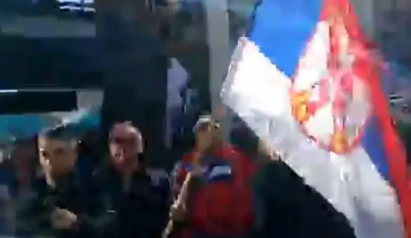 Naprednjaci u Rumi uoči 16 minuta tišine izveli trubače i opoziciji pokazivali srednji prst