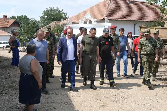 Pripadnici Zaječarskog garnizona pomažu poplavljenima u Žagubici