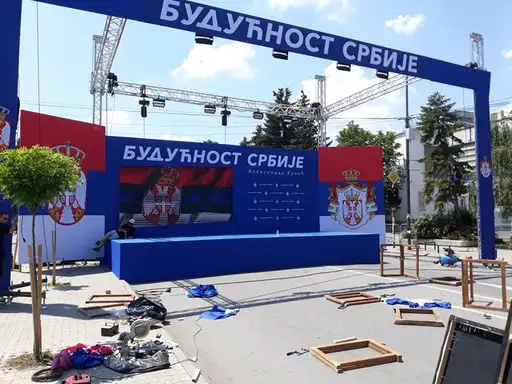 "Zaječarci" pristižu na miting: autobusi parkirani na više lokacija