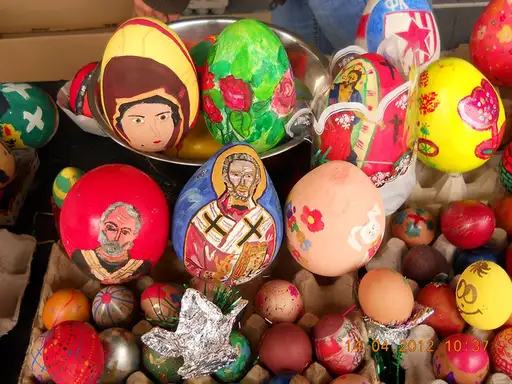 Deca sa velikim srcem: U subotu na Trgu oslobođenja velika humanitarna prodajna izložba Vasrkšnjih jaja!