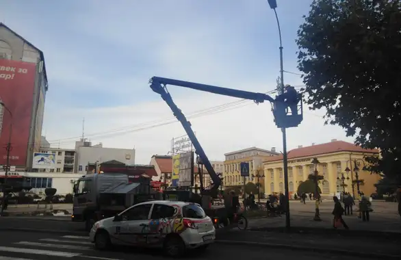 Počelo postavljanje novogodišnje rasvete: Građani kažu da 3. novembar treba proglasiti Danom početka kićenja grada Zaječara