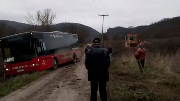 Autobus zbog blata sleteo sa puta