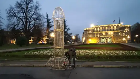 Nova skulptura ispred Skupštine grada: Zlatni “Keep light“