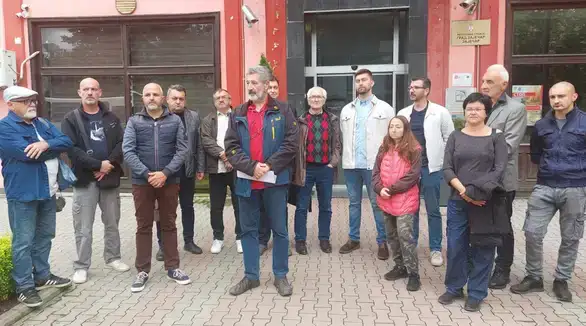 “Obezbeđenje, i regularno i neregularno, fizički je nasrtalo na predstavnike građana i odbornike opozicije, pri čemu su nekima od njih zadali i telesne povrede”: Opozicija u Zaječaru tvrdi da su odluke na Skupštini ništavne i nezakonite