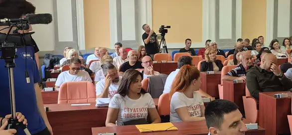 "Ne žele da razgovaraju o stvarnim problemima": Opozicija u majicama "Studenti pobeđuju" napustila parlament Zaječara