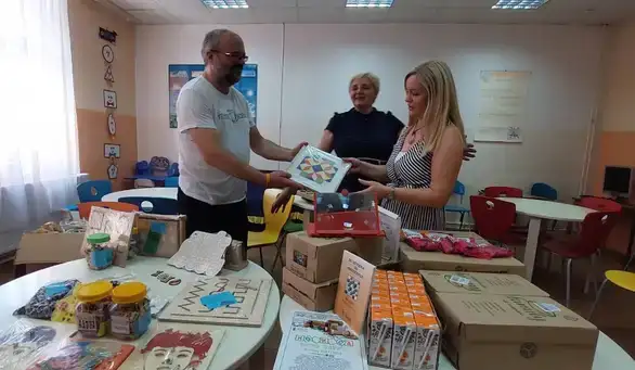 "Vitezovi osmeha" donirali ŠOSO "Jelena Majstorović" Montesori igračke i slatkiše