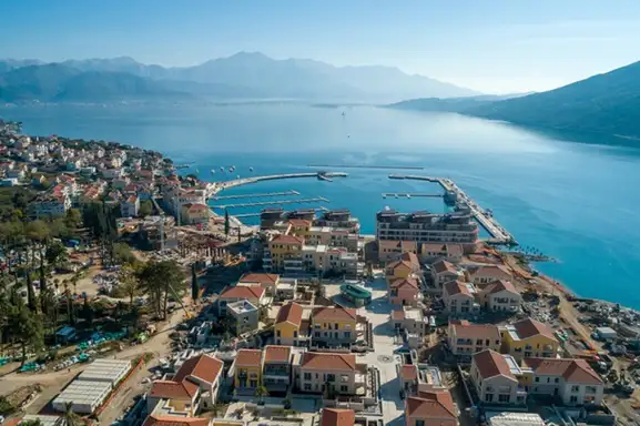 Nedaleko od Baošića niče oaza luksuza - plac grada Zaječara i dalje u korovu