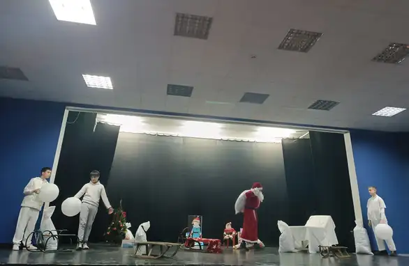 Odigrana novogodišnja predstava za decu, "Gde nestadoše pahulje"