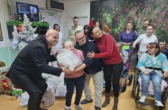 Crveni krst Zaječar svake godine organizuje tradicionalnu akciju „Jedan paketić puno ljubavi“: Prvog dana podeljen 141 paketić