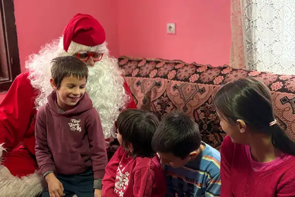 Podеljеni novogodišnji pakеtići dеci iz višеčlanih porodica u ruralnim srеdinama