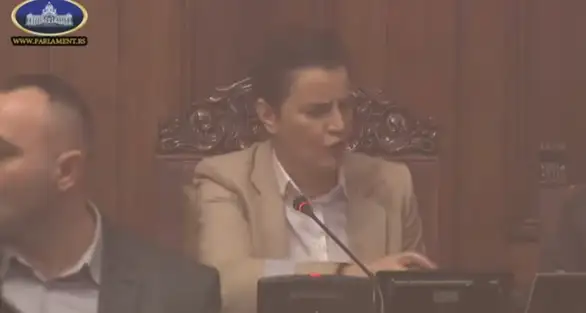 Tuča u Skupštini: Dimne bombe, baklje, razvijen transparent „Srbija ustaje da režim padne“