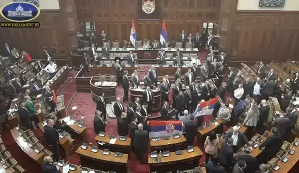 Posle tuče u Skupštini novi incidenti na sednici: Dimne bombe, aktiviran protivpožarni aparat, opozicija jajima gađa predstavnike vlasti