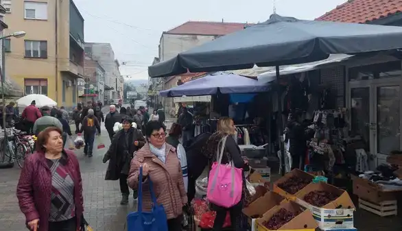 “Taj novac što on daje – svi mi vraćamo. Daje penzionerima, a iz drugog džepa mi tri puta više vraćamo”: Građani Zaječara o poskupljenjima i predsedniku Vučiću