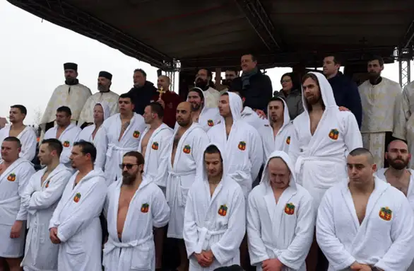 Plivači za Časni krst odrekli se nagrada - Uplata ide malom Nemanji