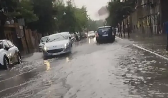 Zbog jake kiše poplavljen centar Zaječara. Đuričković: Predložio bih Turistističkoj organizaciji da u ponudu uvrsti vožnju gondolom ulicama grada