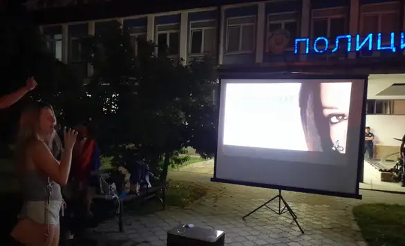 Karaoka veče ispred PU Zaječar