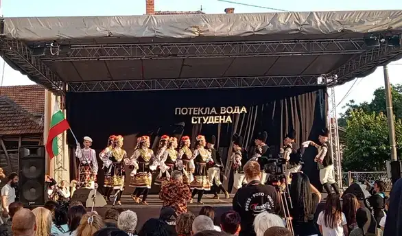 U Velikom Izvoru održana 16. Međuokružna smotra seoskih folklornih ansambala u koreografisanom folkloru „Potekla voda studena“