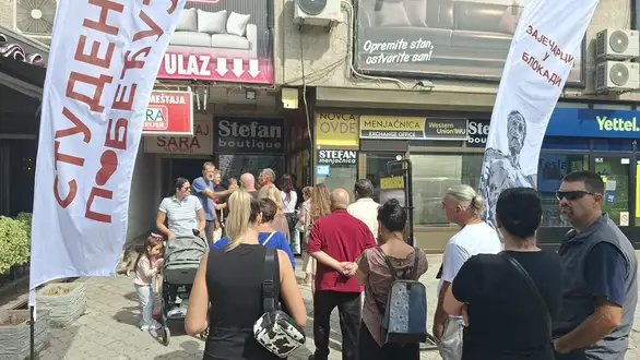Redovi za podršku studentima u gradovima širom Srbije: "Lak izbor - Srbija ili mafija"