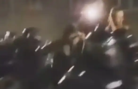 Na snimcima se jasno vidi da je policajca povređenog ispred RTS-a udario žandar