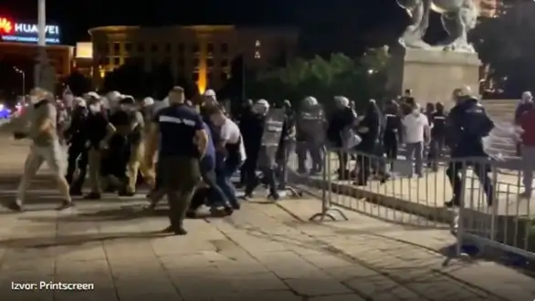 Policija uhapsila neke od demonstranata, pendrecima i na devojke