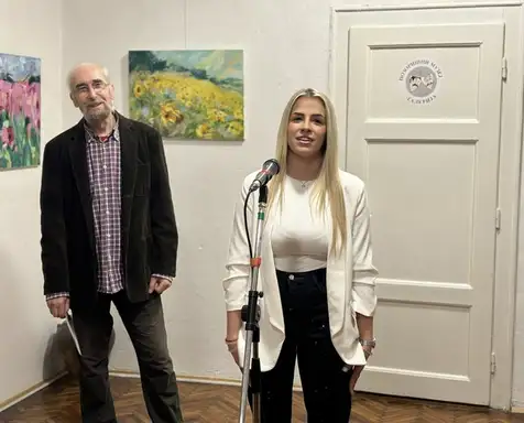 Prva samostalna izložba slika ,,Predeli istočne Srbije”, akademske slikarke Mine Mladenović, otvorena sinoć u Pozorišnom muzeju