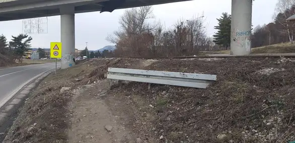 Brže od života ili dalje od smeća i smrada: preko pruge van prelaza!