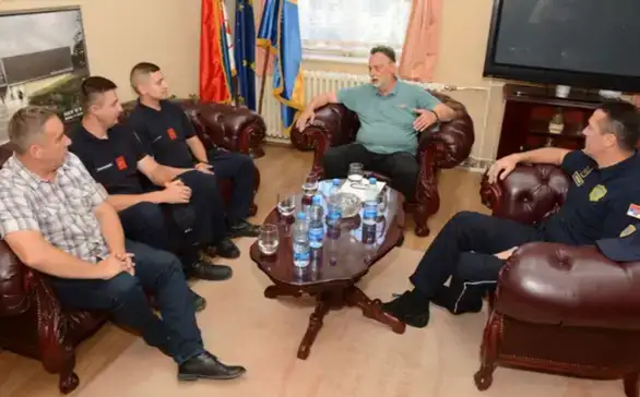 Prijеm za dva mlada momka, dva hеroja!