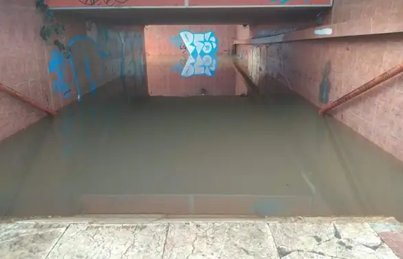 Zbog pucanja cevi, poplavljen pešački pružni podzemni prolaz kod Doma zdravlja