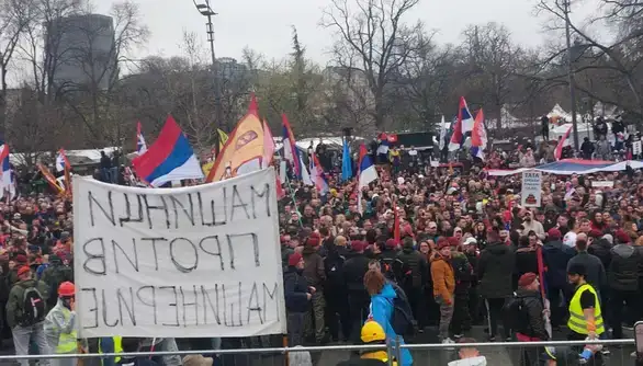 Opozicioni poslanici uklonili šator sa stepeništa Doma Narodne skupštine