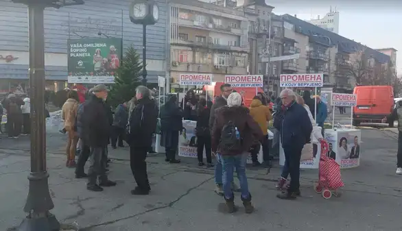 Koalicija „Promena u koju verujemo“ uz čaj i medenjake razgovarala sa građanima