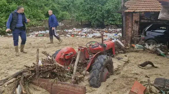 Jako nevreme pogodilo Negotin: Kuće pod vodom, pesak, blato, voda...